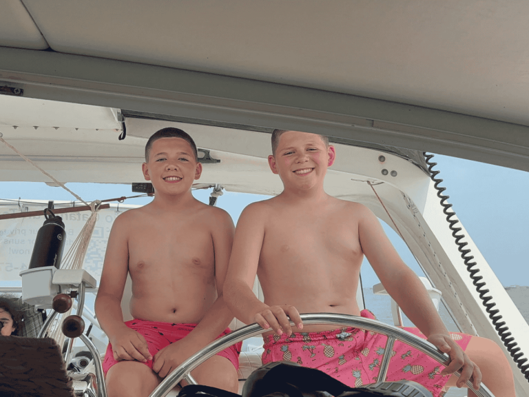 kids on sailboat cruise